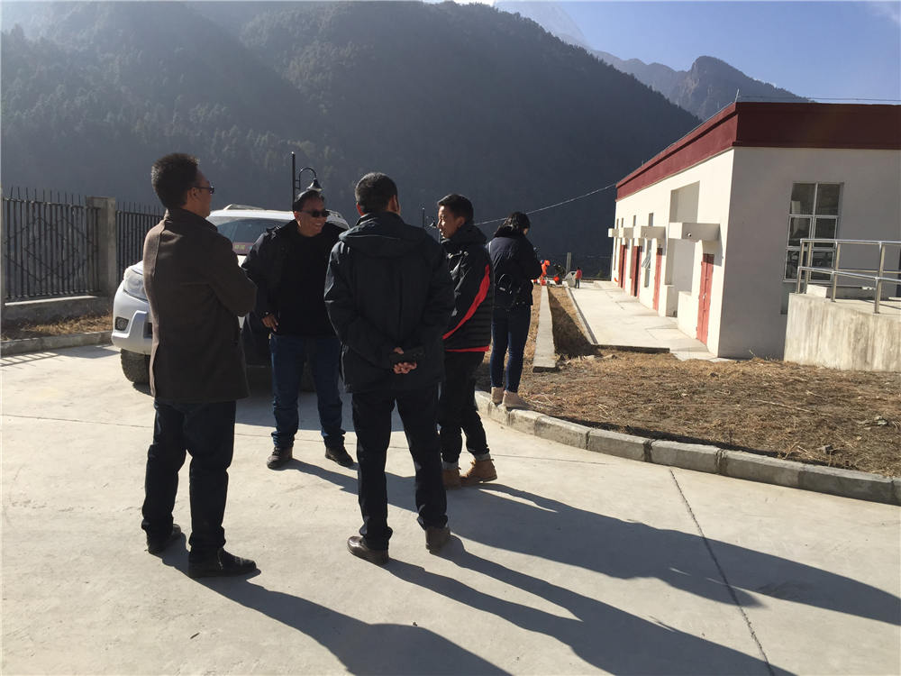 日喀則市環(huán)保督導(dǎo)組蒞臨吉隆縣污水處理廠檢查并指導(dǎo)工作，我吉隆縣環(huán)保局局長和分管縣長熊等領(lǐng)導(dǎo)陪同